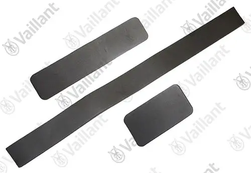 Vaillant Wärmedämmung bestehend aus drei schwarzen Platten in unterschiedlicher Form, geeignet zur Dämmung von Heizsystemen.